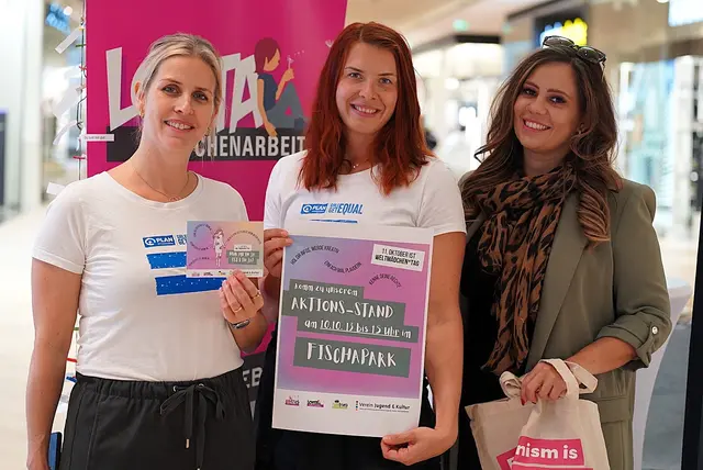 Martina Gröschl (Auftrieb), Julia Goluch (Rumtrieb) und Kim Paulesits vom Verein Jugend&Kultur beim Aktionsstand zum Weltmädchentag im Fischapark Wiener Neustadt | Foto: Jugend&Kultur / Steiner