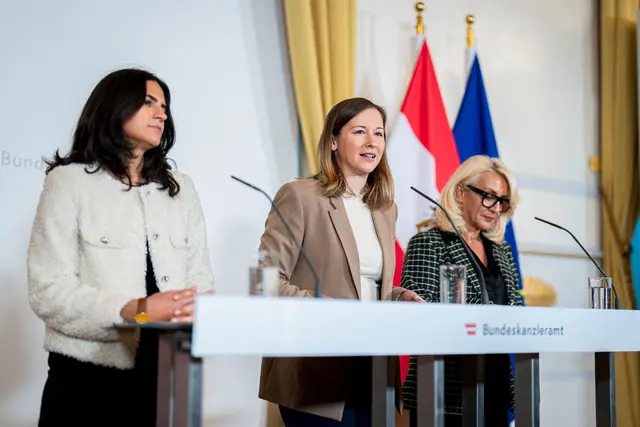 Am Montag gab Bundesministerin Plakolm (m.) gemeinsam mit Sonia Koul (l.) Leiterin des ÖIF-Frauenzentrums und Integrationsexpertin Emina Saric (r.) eine Pressekonferenz zum Thema Kinderkopftuchverbot. | Foto: BKA