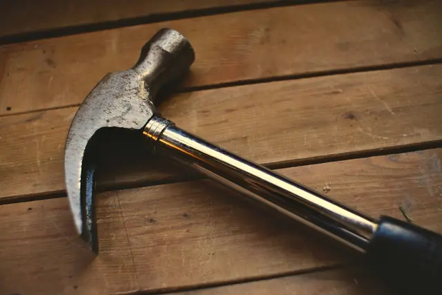 Knappe vier Monate nach einer brutalen Attacke mit Pfefferspray, Hammer und Messer gelang es der Polizei, drei Tatverdächtige festzunehmen. (Symbolbild) | Foto: Andrew George/Unsplash