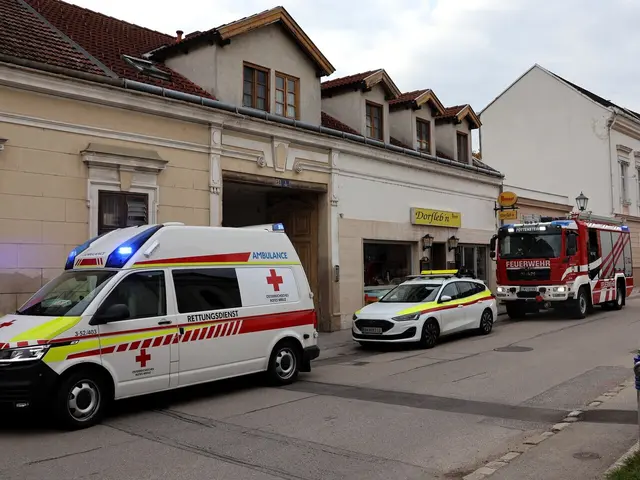 Die Rettungskräfte des Roten Kreuzes versorgten den Bewohner der Dachgeschosswohnung, der über starke Kopf- und Bauchschmerzen geklagt hatte. | Foto: Markus Hackl, SB ÖA