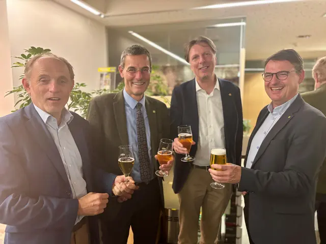 Titelfoto Horn: Der Festakt der 41. Eggenburger Kulturwoche(n) zog wieder zahlreiche Gäste aus dem Bezirk in die Krahuletzstadt. Kirbes, Grusch, Göd und Linsbauer konnten anstoßen. | Foto: Markus Kahrer