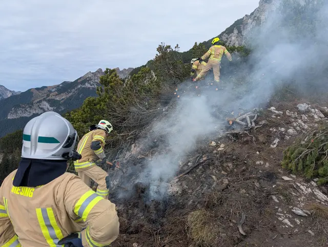 Feuerwehren aus Wiesing, Eben und Schwaz standen gemeinsam mit der Berufsfeuerwehr Innsbruck im Einsatz, um den Latschenbrand zu löschen. | Foto: ZOOM-Tirol