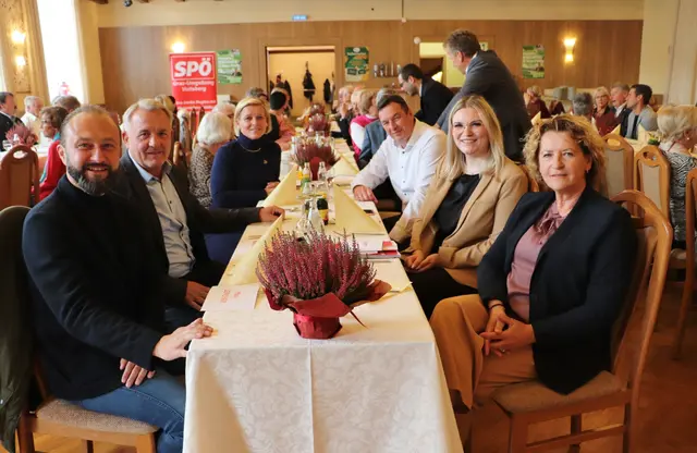 Max Lercher (li) mit Bgm. Manfred Komericky und Vzbgm. Sabine Jakubzig, Ursula Lackner (re) mit Chiara Glawogger und Jochen Bocksruker bei der SPÖ-Jubilarehrung. | Foto: Edith Ertl