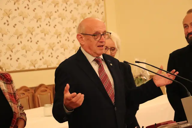 Werner Halper wurde mit der Auszeichnung der Victor-Adler-Plakette überrascht | Foto: Edith Ertl
