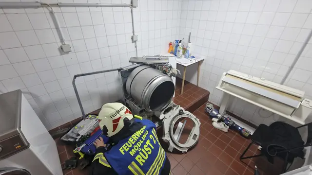 Letztlich musste da Gerät zerlegt werden. | Foto: ffmoedling.at