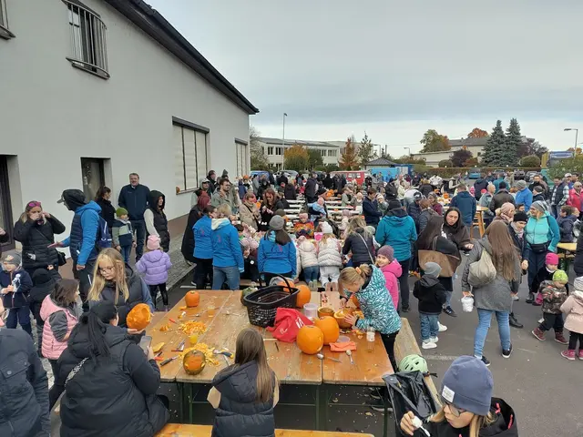 Am Parkplatz des Gasthofs Mayr wurden wieder jede Menge Kürbisse geschnitzt und bemalt. | Foto: FPÖ Pucking