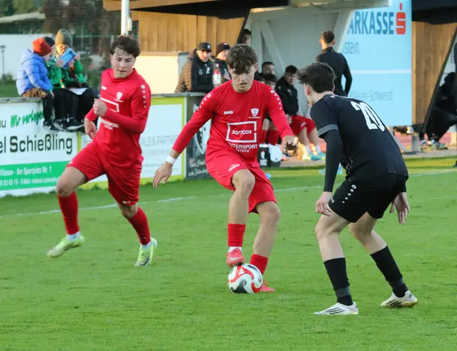 Kössen (schwarz) siegte gegen St. Johann 1b. | Foto: Habison