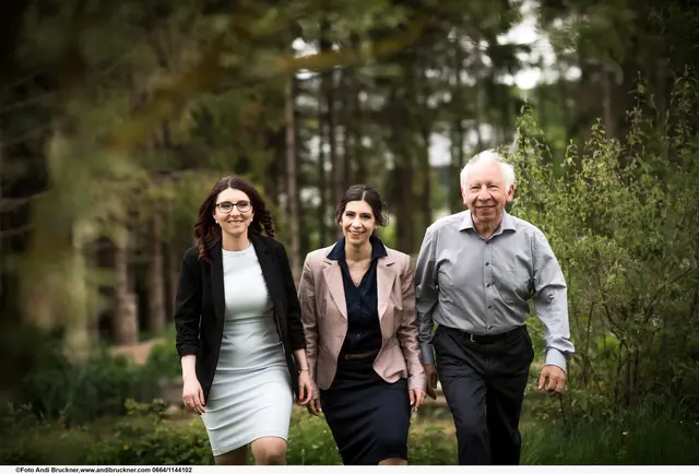Wenn Arbeit Familie ist – und Familie zur Kraftquelle wird: Friedrich Zitz führt mit seinen Töchtern Dagmar Ajtic und Esther Lang. (v.l.) die E.L.T. Friedberg. | Foto: Andi Bruckner