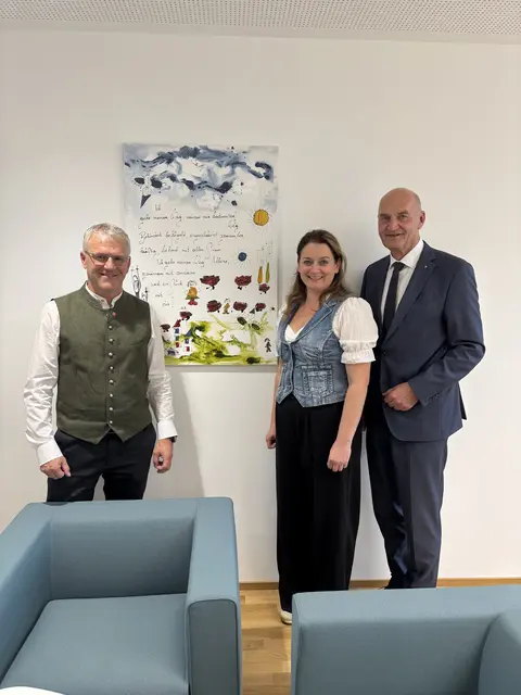 Werner Gahleitner und Rita Schlagnitweit (Arcus) mit Landesrat Christian Dörfel.  | Foto: Land OÖ/Walter