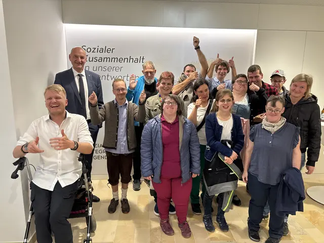 Die Bildübergabe beim Landesrat war ein Feiertag für die OASE-Mitarbeiter.  | Foto: Land OÖ/Walter