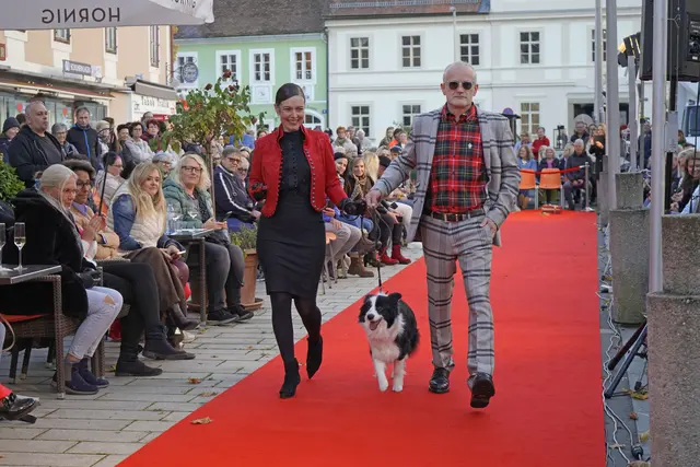 Der Feldbacher Hauptlatz wurde zum Laufsteg: Prinz&amp;Engel schickte seine Models über den roten Teppich. | Foto: Roman Schmidt