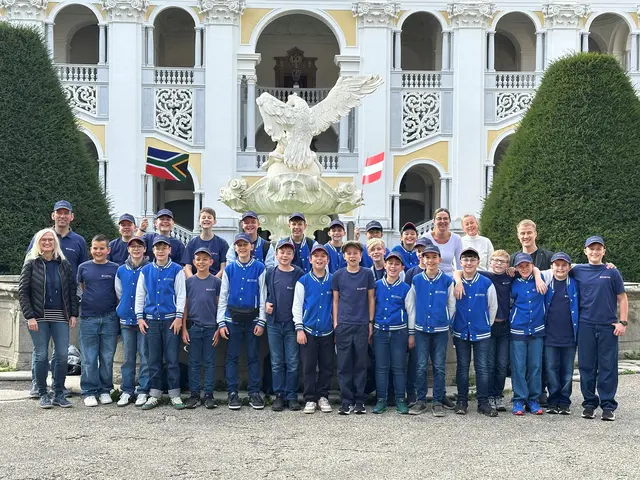 Die St. Florianer Sängerknaben sind derzeit auf Konzertreise in Südafrika – am Foto vor der Abreise im Stift.  | Foto: St. Florianer Sängerknaben