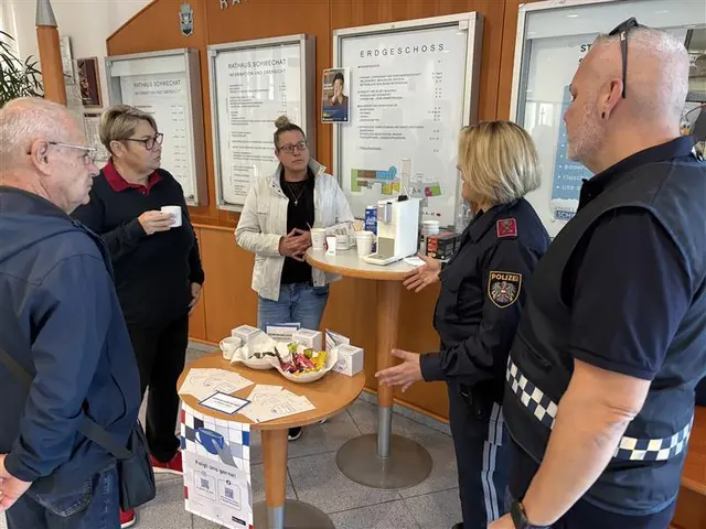 Bürgermeisterin Karin Baier im Gespräch mit der Polizei beim „Coffee with Cops“ im Rathaus Schwechat. | Foto: Stadtgemeinde Schwechat