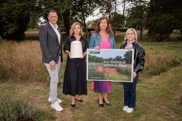 Bezirksvorsteher Thomas Steinhart (SPÖ), Renate Niklas, Stadträtin Ulli Sima (SPÖ) und Monika Unterholzner vor den neuen Blumenwiesengräbern.  | Foto: Harald Lachner