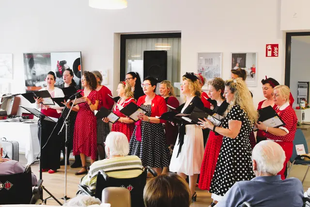 Modisch passte sich der Chor dem Schlagernachmittag im "Rockabilly-Style" an. | Foto: Sylvia Kremsner