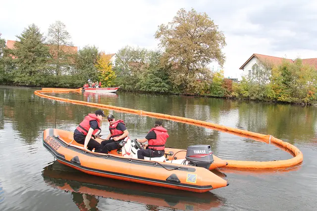 Übungsannahme war unter anderem ein großer Ölfilm am Badesee in Gleinstätten. | Foto: KHD 50 Leibnitz/S5