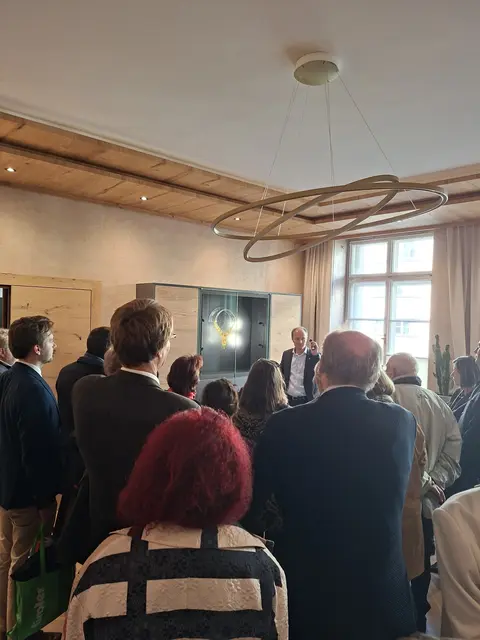 Der Club Tirol wirft einen Blick auf die Bürgermeisterkette. | Foto: Club Tirol