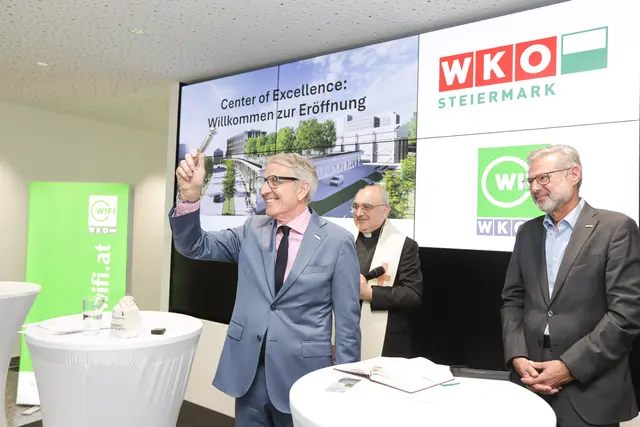 Feierliche Einweihung und Segnung des Centers of Excellence: WKO Steiermark-Präsident Josef Herk, Bischof Wilhelm Krautwaschl und WKO Steiermark-Diretor Karl Heinz Dernoscheg (v.l.) | Foto: Klaus Morgenstern