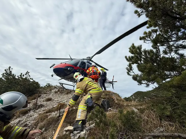 Ein Polizeihubschrauber führte mehrere Löschflüge durch. | Foto: ZOOM-Tirol