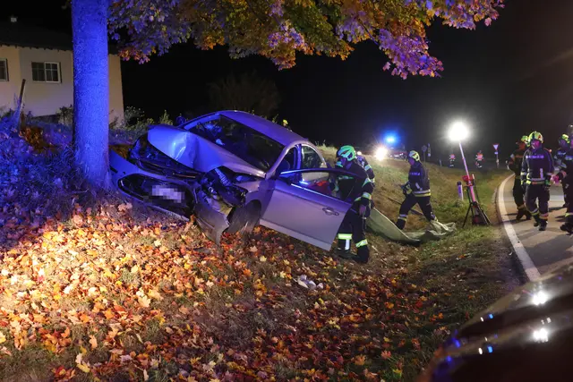 In Meggenhofen kam ein Autolenker aus noch unbekannter Ursache von der Straße ab und krachte gegen einen Baum. | Foto: laumat/Matthias Lauber