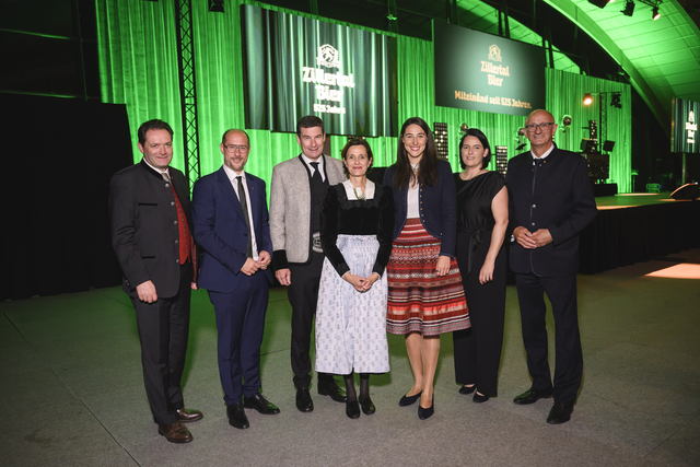 Circa 1.000 Gäste folgten der Einladung von Martin und Eva Lechner (3.&amp;4.v.l.), darunter Bundesminister Norbert Totschnig (l.), Landeshauptmann Anton Mattle (r.), Landesrat Mario Gerber (2.v.l.), Wirtschaftskammer-Präsidentin Barbara Thaler (6.v.l.), EU-Parlamentarierin Sophia Kircher (5.v.l.), sowie langjährige Partner:innen aus Hotellerie, Gastronomie und Handel.

 | Foto: Zillertal Bier/Franz Oss