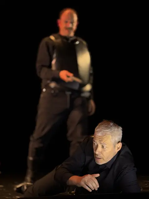 Amphitryon (Gunther Hölbl) und sein Diener Sosias (Klaus Schneider) auf der Suche nach der Wahrheit. | Foto: Stadttheater Kufstein