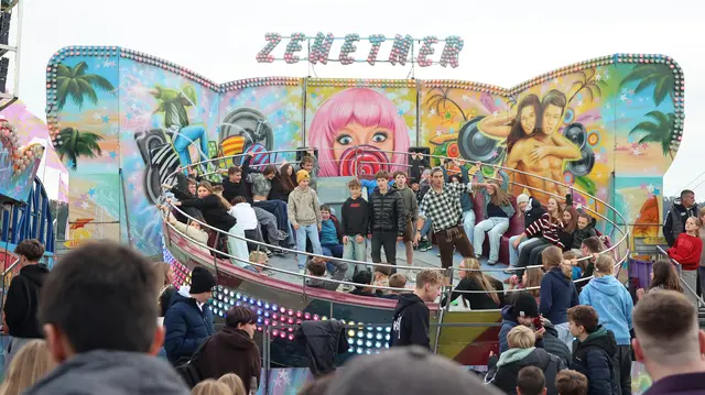 Spaß und Action für die Jugend gab es im großen Vergnügungspark an der Umfahrung. | Foto: Helmut Klein