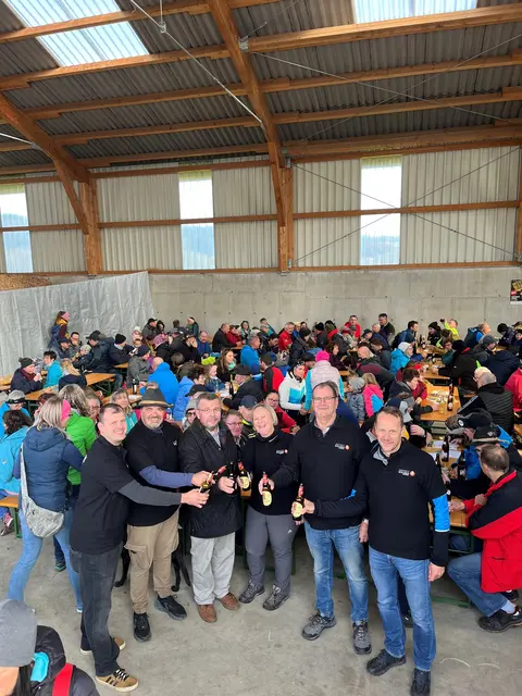 Die Sportunion bei ihrer Labstelle mit (v.l.) Obmann Ski Franz Redl, Obmann Tennis Markus Strauß, Bürgermeister Franz Kriener, Unionspräsidentin Elisabeth Stelzeneder, Obmann Fußball Adolf Leimhofer und Obmann Laufen Hubert Ritzmaier. | Foto: Marktgemeinde Neustadtl