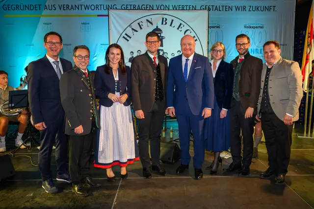 Martin Gruber mit Kanzler Christian Stocker und dem ÖVP-Club | Foto: ÖVPClub