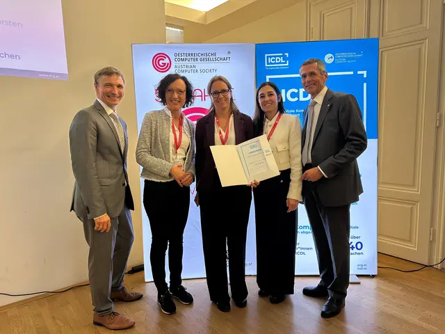 Direktorin Maria Höbart und die beiden EDV-Verantwortlichen Ruth Eder und Natalia Gonzalez Sanz mit Vertretern der Österreichischen Computer Gesellschaft (OCG). | Foto: Mittelschule Waldhausen