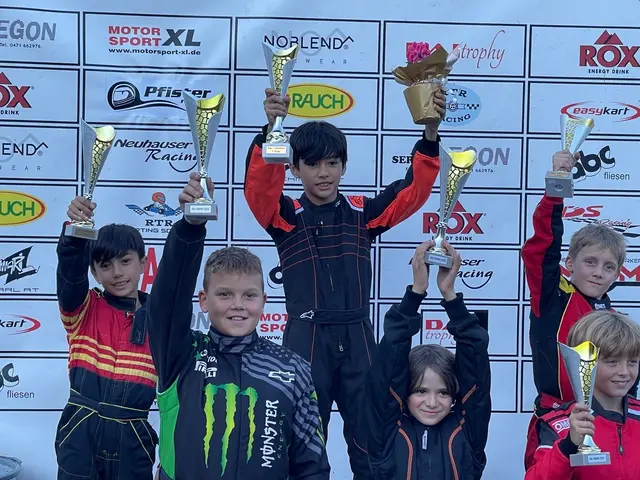 Die Porsche-Brüder (l. und Mitte oben) bei der Siegerehrung. | Foto: Porsche