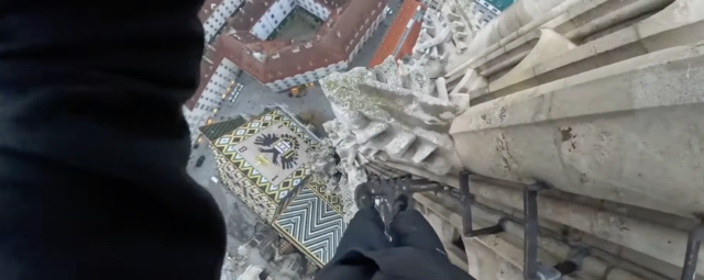 Eine Aktion, die nicht nur schwindelig macht, sondern auch extrem lebensgefährlich ist – auch für Unbeteiligte: "Roofing". Einen solchen Stunt hat es zuletzt am Wiener Stephansdom gegeben. | Foto: Youtube/Freeflow Nation/Screenshot