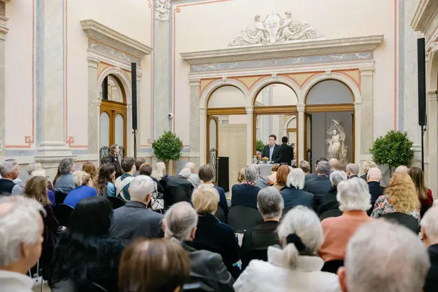 Im wunderschönen Ambiente des bis auf den letzten Platz gefüllten Arnulf Rainer Museums wurde die Ausstellung „Arnulf Rainer & Art Brut“ eröffnet. | Foto: 2025psb/ckollerics