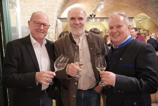 Titelfoto Klosterneuburg: Im Rahmen der Eröffnung der Kunstwelten in der Vinothek – "Auf dem Weg nach Hause" von Gottfried Hula – wurde der Jungwein im Stift Klosterneuburg gesegnet.  | Foto: Schmatz