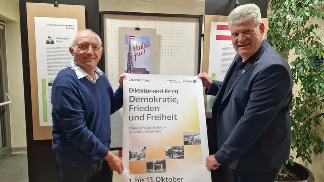 Titelfoto Scheibbs: Neutralität im Fokus: Wieselburgs Stadtchef Josef Leitner (r.) zeigt sich begeistert von der interessanten Ausstellung des Purgstaller Historikers Franz Wiesenhofer in der Brau- und Messestadt. | Foto: Erlauftaler Bildungskreis