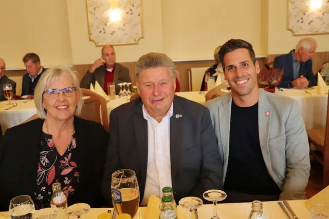Gerlinde und Willi Rohrer mit Bgm. Alexander Ernst | Foto: Edith Ertl