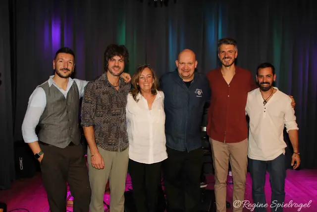  Lorenzo Marra, Andrea Dall'Olio, Stefano Torre und Giuseppe Mazzotta alias "Domo Emigrantes" brachten an diesem Abend italienische Urlaubsstimmung nach Rekawinkel in das Gasthaus Mayer. Hier mit Marina Scheutz-Tatic vom Kulturverein und Küchenchef Roland Mayer, Obmann der Bühnenwirtshäuser von NÖ.