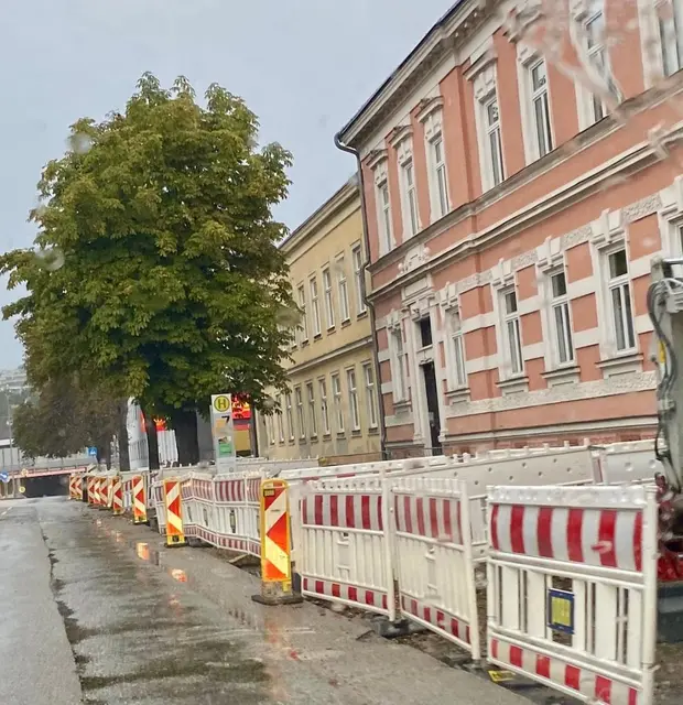Die Baustelle in der Austraße: Jetzt starten die Sanierungsarbeiten, die bis 31. Oktober dauern werden | Foto: em