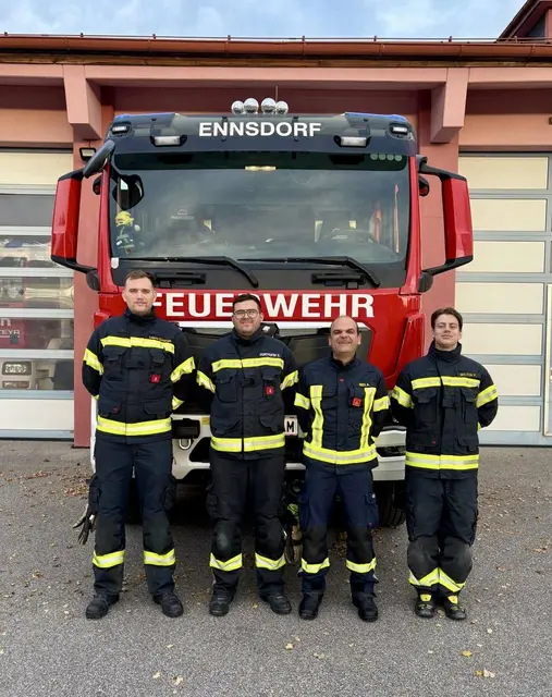Mit den Ennsdorfer Absolventen Christoph Lehner und Paul Wilken. | Foto: Bfkdo Amstetten/Zarl