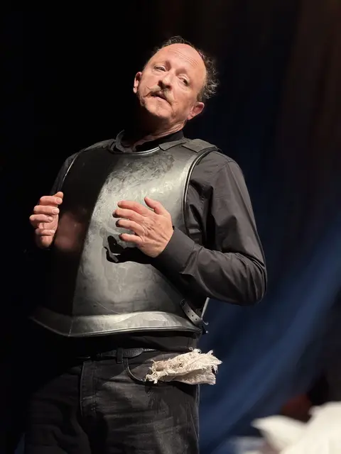Amphitryon, gespielt von Gunther Hölbl – zwischen Zweifel und Zorn. | Foto: Stadttheater Kufstein