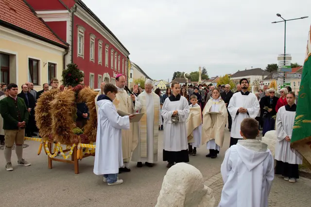 Weihbischof Stefan Turnovszky segnete Kirche und Erntegaben. | Foto: Pfarre Göllersdorf