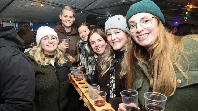 Bei den Schörflinger Vereinen wurde bis in die Nacht hinein gefeiert. | Foto: Helmut Klein