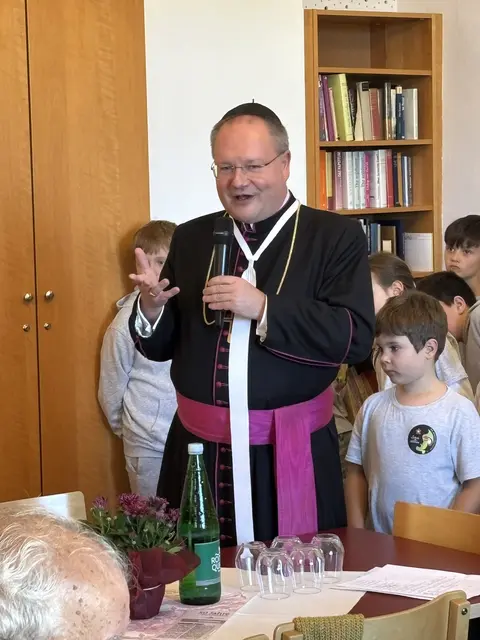 Propst Anton Höslinger zeigte sich aufgrund des vollen Saales zuversichtlich, „dass dem Seniorenklub noch viele, viele Jahre bevorstehen“. | Foto: Stiftspfarre Klosterneuburg 