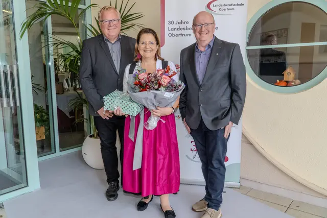 Bürgermeister Simon Wallner und Vizebürgermeister Bernhard Seidl gratulierten zum 30. Geburtstag. Von links: Simon Wallner, Barbara Alzner, Bernhard Seidl. | Foto: LBS Obertrum