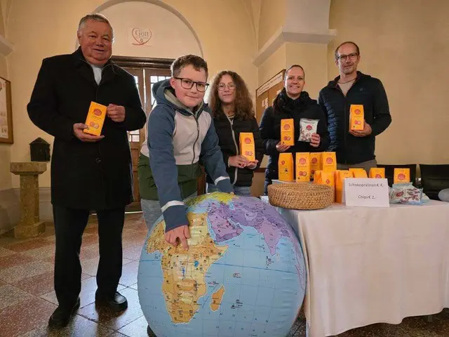 Pfarrer P. Hermann Sandberger von den Salesianern Don Boscos mit der Familie Jandl, die die Schokopralinen verkauft haben.  | Foto: Wolfgang Zarl
