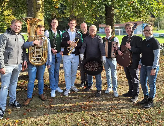 Musikanten spielten auf, rechts im Bild, BM Monika Prock. | Foto: Anna Maria Kaufmann