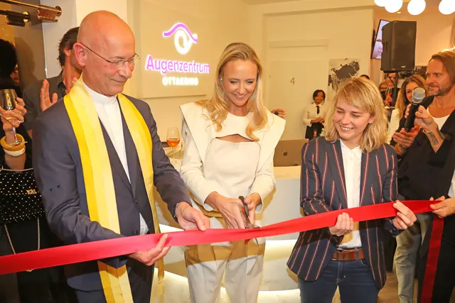 Dompfarrer Toni Faber, Augenärztin Sandra Bastiaans-Kindermann (m.) und Bezirksvorsteherin Stefanie Lamp (SPÖ) eröffneten die Filiale. Nach der Segnung überreichte Bachelor Paul Janke alle anwesenden Damen eine Rose.  | Foto: Philipp Enders