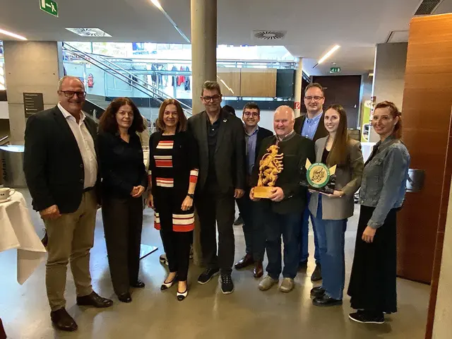 Wolfgang Neubauer mit den Mitarbeiterinnen und Mitarbeitern des AWV Leibnitz und seinem Nachfolger Volker Vehovec (l.) | Foto: AWV