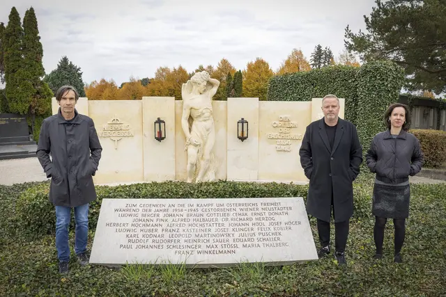 Stadtarchiv-Leiter Gerhard Geissl, SPÖ-Vizebürgermeister Rainer Spenger und Sabine Schmitner-Laszakovits (Stadtarchiv). | Foto: Stadt Wiener Neustadt/Weller