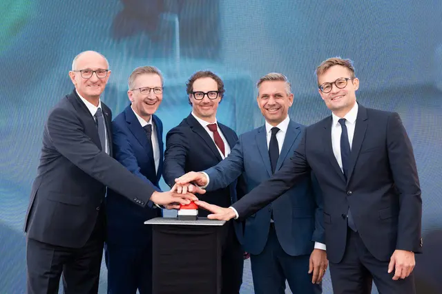 Anton Mattle, Landeshauptmann von Tirol; Steffen Lang, President Operations Novartis; Roland Gander, Geschäftsführer Novartis Campus Kundl/Schaftenau; Wolfgang Hattmannsdorfer, Bundesminister für Wirtschaft, Energie und Tourismus; Stefan Steger, Standortleiter Novartis Kundl (v.l.). | Foto: Novartis Österreich / Martin Vandory